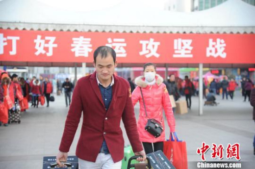 资料图:农民工返乡大潮。张强 摄 资料图:农民工返乡大潮。张强 摄