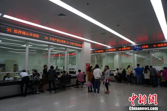 郑州市房管局交易大厅,相比于房价高涨时期,前来办理业务的市民明显减少。 韩章云 摄