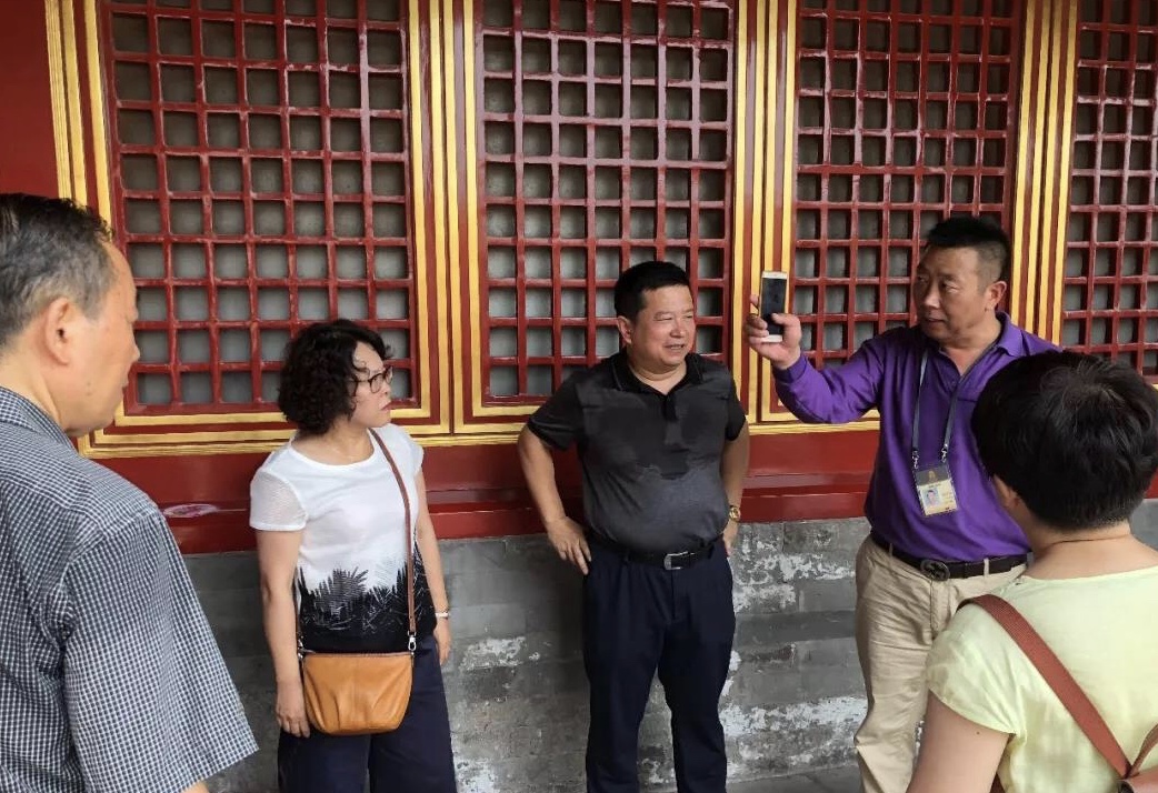 项目负责人刘经理与专家探讨施工