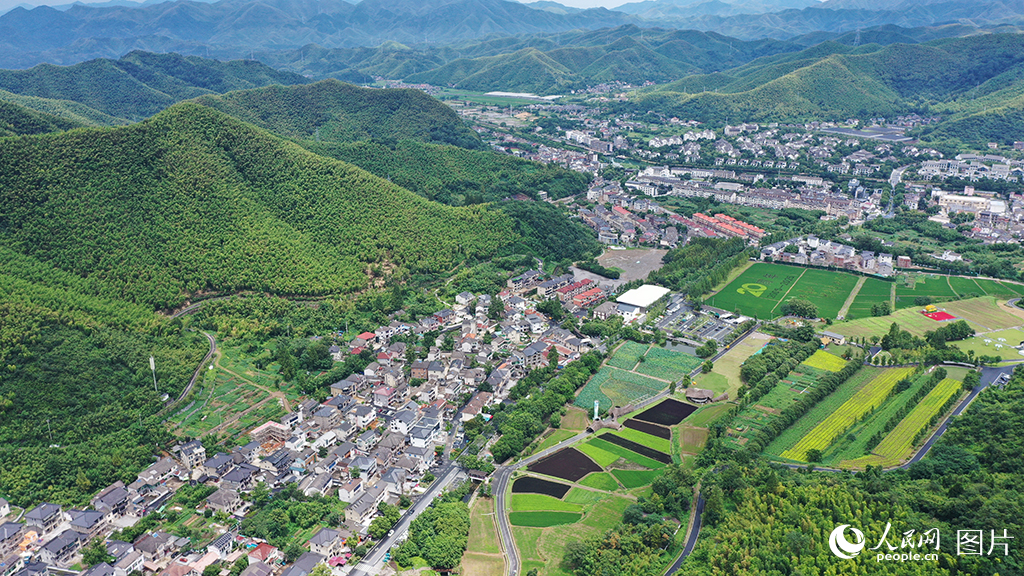 2025��8��6�գ��ڡ���ˮ��ɽ���ǽ�ɽ��ɽ������ķ�Դ�ء����㽭������壬������ɿ����ù�ͺͺ�Ŀ�ɽ�����������װ��������������������Ƭ�����де���ɽ������Ϊ����һ����������̬�羰�ߣ����������������ĲƸ������������� ������