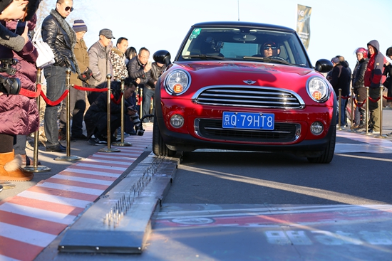 ������̥��ѹ6000���ֶ������¼���˹�����¼��������������̥������ս�����������׮����54��82�ɼ�