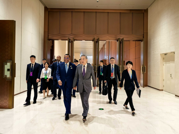 <strong>王毅会见刚果(布)外长加科索</strong>