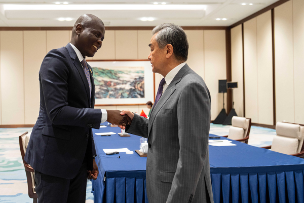 <strong>王毅会见南非外长拉莫拉</strong>