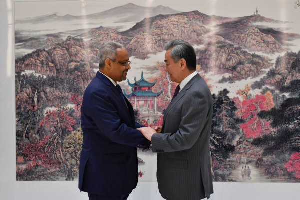 <strong>王毅会见吉布提外长奥马尔</strong>