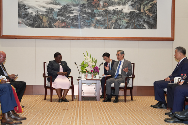 <strong>乌干达总理纳班贾会见王毅</strong>