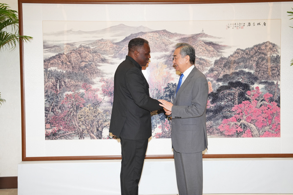 <strong>王毅会见利比里亚副总统康格</strong>