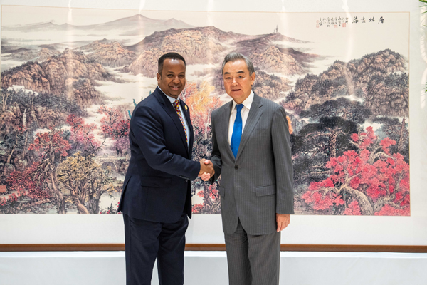 <strong>王毅会见索马里外长德埃</strong>