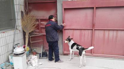 企业一人员强行锁门,扣留督查人员。图片来自环保部官方微信公众号。