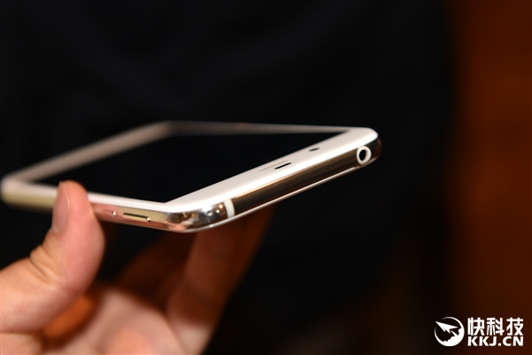 ��������835�콢AQUOS R���ͼ�ͣ�120Hz 2K��