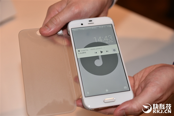 ��������835�콢AQUOS R���ͼ�ͣ�120Hz 2K��