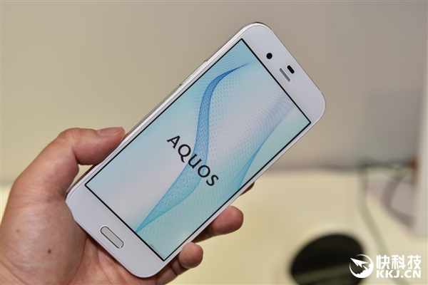 ��������835�콢AQUOS R���ͼ�ͣ�120Hz 2K��