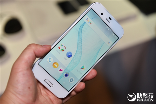 ��������835�콢AQUOS R���ͼ�ͣ�120Hz 2K��