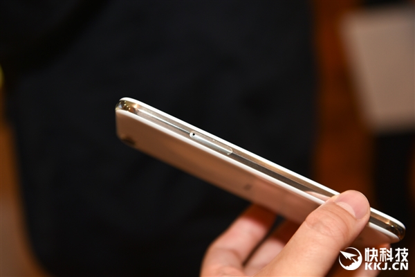 ��������835�콢AQUOS R���ͼ�ͣ�120Hz 2K��