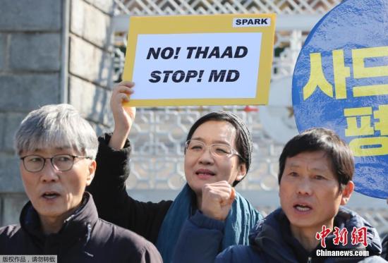 当地时间2017年3月7日,韩国首尔,民众在龙山区国防部大楼前集会,谴责“萨德”入韩。