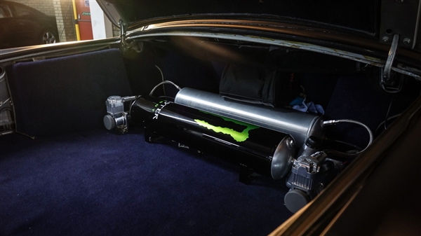 英女王同款劳斯莱斯暴改:漂移怪兽