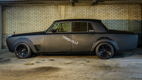 英女王同款劳斯莱斯暴改:漂移怪兽