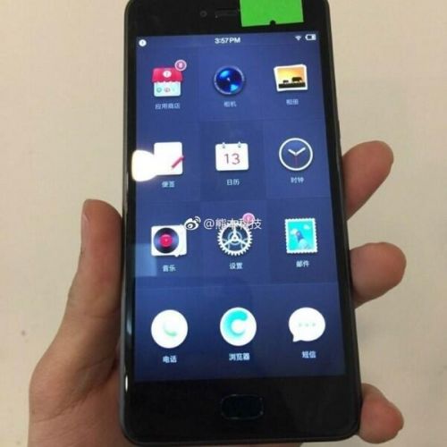 从曝光的图片上看,这次手机的设计并没有想象中那么大,不过只有正面还没有背面。屏幕占比也不算太高,手机屏幕尺寸应该是相对比较小的,绝对没有超过5.5英寸。硬件配置还不清楚,有消息称这款手机将采用联发科的X20处理器,但并没有得到进一步确认。