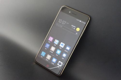 Ŭ����Z17mini�ǽ������³�nubia�ոշ�����һ���»����������ա����Լ۱ȵ����ԡ���۷��棬Ŭ����Z17mini����һ�����������ƣ�ӵ�����Ľ𡢺ڽ��ź�3����ɫ��ѡ�������䱸2.5D���β����뾭��СԲȦHome����������ΪCNC����ʽ������ƣ���Ȼ�Ǻ���ָ����ƣ���ֵ��Ȼ�������ۣ����߽�Բ�󣬱߿���н��л��δ�ĥ���ָг�ɫ��