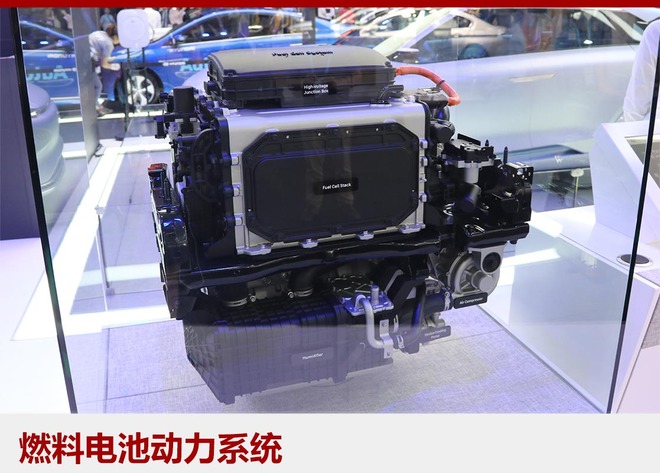 FE燃料电池概念车搭载现代汽车第四代氢燃料电池技术,体现了目前全球氢燃料电池汽车领域的最新技术和高水准。与上一代ix35氢燃料电池车相比,新技术实现车身减重20%,动力效率提高10%,燃料电池堆功率密度增加30%。同时车辆还搭载便携式电池组,并利用车辆本身的输出能量给电池组充电,既环保又便捷。