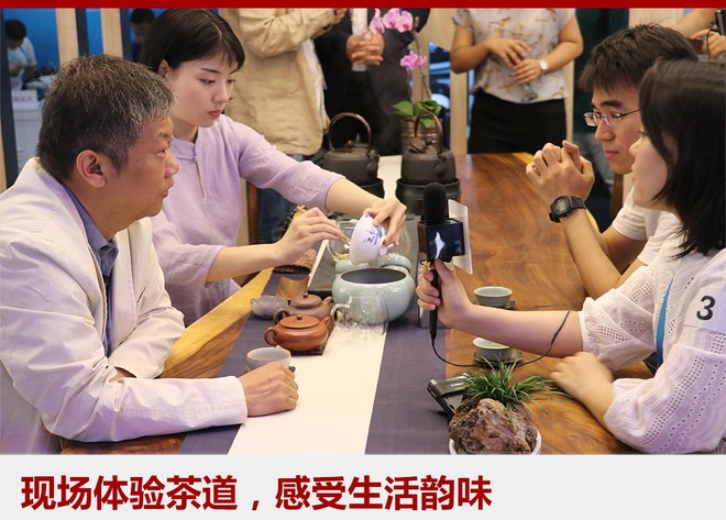 茶文化在华夏历史长河中渊源流长,点茶、焚香、插花、挂画,是国人文化传统中的“生活四艺”,是享受情趣、追求品质与格调的生活哲学。Fit & Healthy智能健康概念车将奔驰中国高级设计中心匠心打造的紫砂壶艺与茶席礼遇引入车内,带来体现中国茶文化“知礼茶席”的设计。