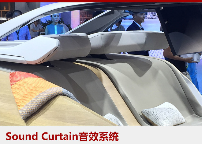 此外,BMW Sound Curtain音效系统可为车内每一位乘客提供专属的豪华听觉体验。通过座椅头枕发射出不同的声音信号,使每个头枕发出的声音仅能被同一坐席上的用户听到。驾驶者和其他乘坐者可以同时分别享受各自喜爱的音乐或节目,不会互相干扰。