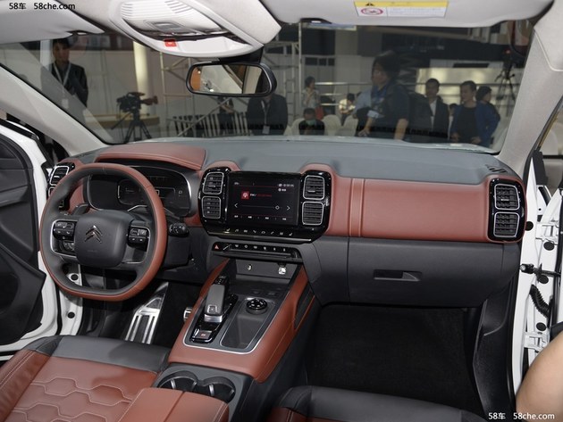 ��������ϣ����� C5 AIRCROSS�����η����ѩ����C6��Щ���ƣ����������˾���Ԫ����ƣ��п�̨������Ҳ��ʮ�ֵ����壬˫ɫ��������ɫҲ���ʸ�ʮ�㡣