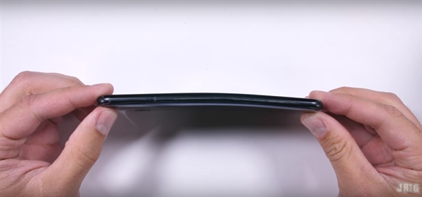HTC U11耐用性测试:最易弯的旗舰