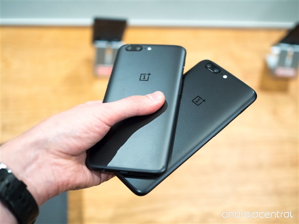 ��ʻ���ֻ���Σ�һ��5��������ɫ����Һ���ҹ��