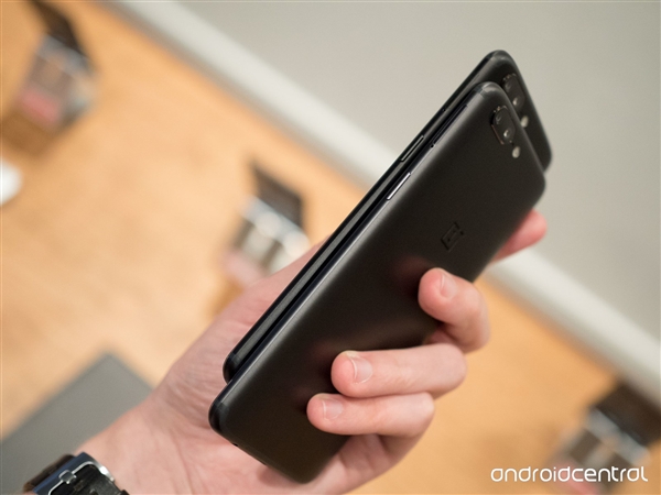 ��ʻ���ֻ���Σ�һ��5��������ɫ����Һ���ҹ��