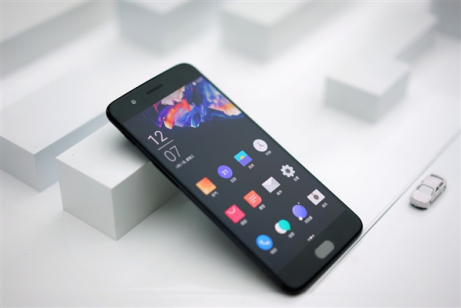 һ��5����5.5Ӣ��1080P AMOLED��ʾ������������835������������6G/8GB�˴�+64GB/128GB�洢��ϣ��䱸����1600��+2000������CMOS������5.0/NFC�ȣ�����׼Ϊ5V/4A��ϵͳ�ǻ��ڰ�׿7.1���Ƶ���OS��