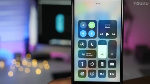 ������ý9to5Mac��������Ƶ�е��������Լ����ֵĻ��棬ʹ��iOS 11��Ļ�ϻᵯ����ʹ��Touch ID������Ӧ��Ϣ���Ĳ�������ʱָ��ʶ��ͼ��λ����Ļ���У�����Ҳ֤����һ�㣬iPhone 8��ȡ��Home�������⣬����iOS�����ߵı��ϣ�iOS 11��ʽ�潫��ȥ��ָ��ʶ��ͼ�����ʾ��iPhone 8���ڲ���ȫ�������ṩ����ָ�ơ�