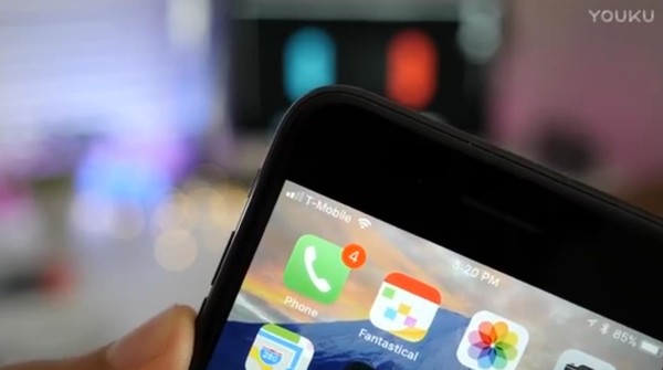 ������ý9to5Mac��������Ƶ�е��������Լ����ֵĻ��棬ʹ��iOS 11��Ļ�ϻᵯ����ʹ��Touch ID������Ӧ��Ϣ���Ĳ�������ʱָ��ʶ��ͼ��λ����Ļ���У�����Ҳ֤����һ�㣬iPhone 8��ȡ��Home�������⣬����iOS�����ߵı��ϣ�iOS 11��ʽ�潫��ȥ��ָ��ʶ��ͼ�����ʾ��iPhone 8���ڲ���ȫ�������ṩ����ָ�ơ�