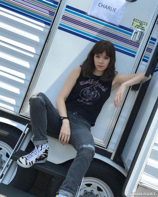 ����Ʒ䡷��ӰŮ�����ض�ױ�� �����Ըб�����С��